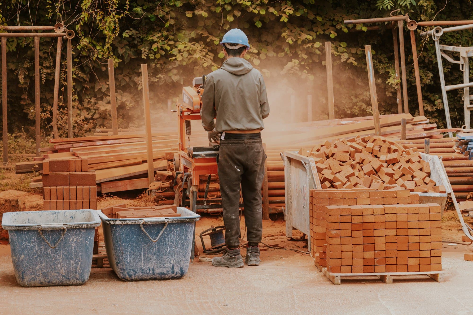 Ouvrier équipé d'un casque sur un chantier