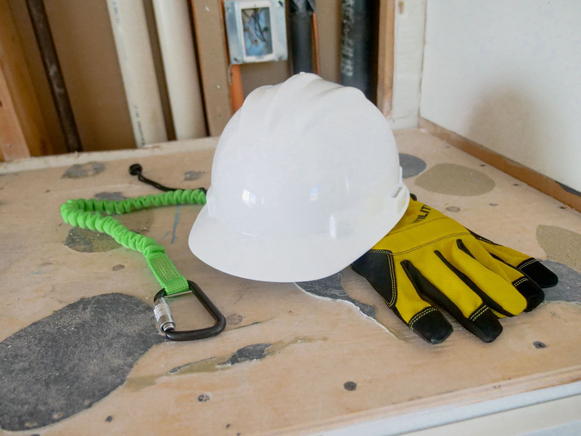 Équipements de sécurité : casque, gants et longe