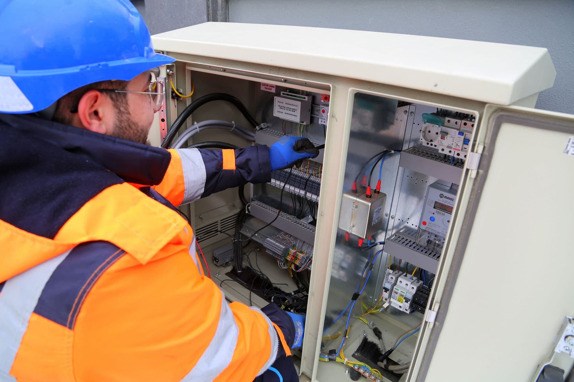 Technicien au travail sur une installation électrique