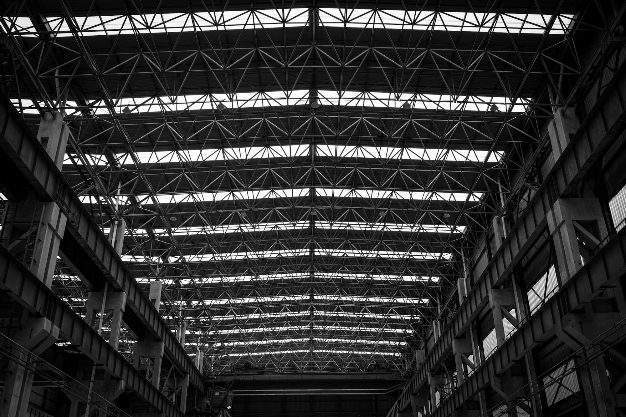Charpente métallique d'un grand hall industriel