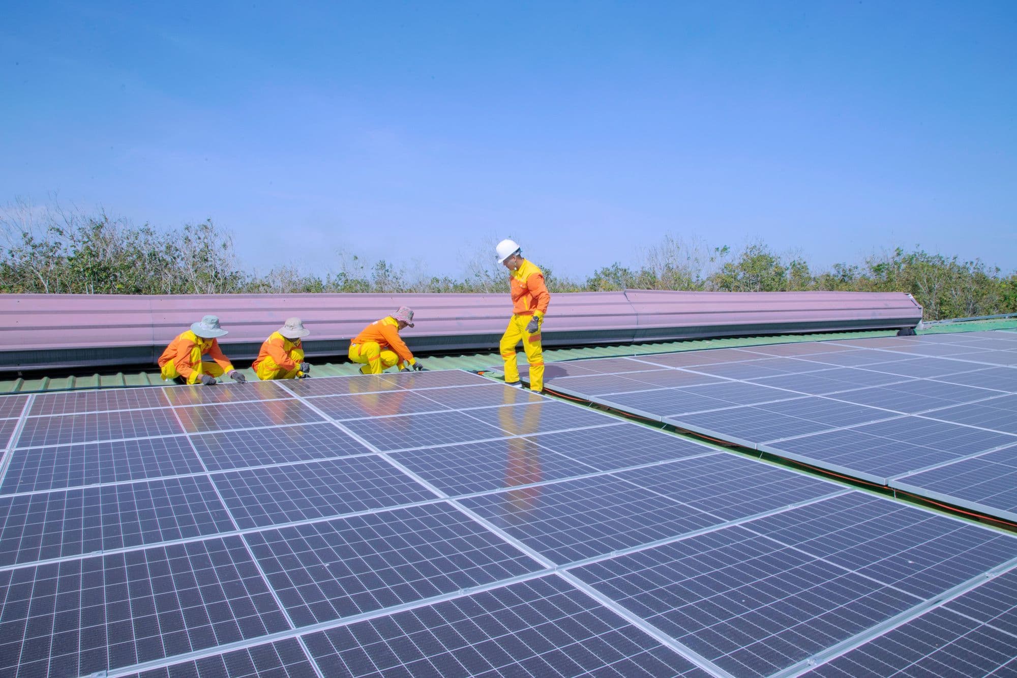 Technicien installant des panneaux photovoltaïques
