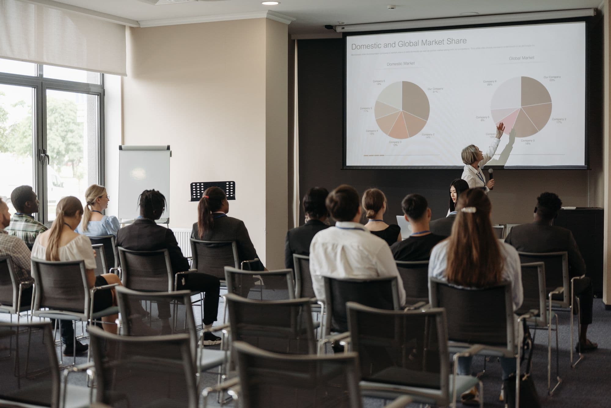 Stagiaires attentifs pendant une formation en salle